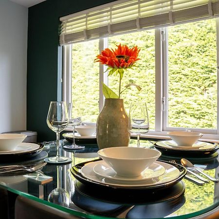 Park View- 2 Bed Apartment Close To East Surrey Hospital Salfords Exterior photo