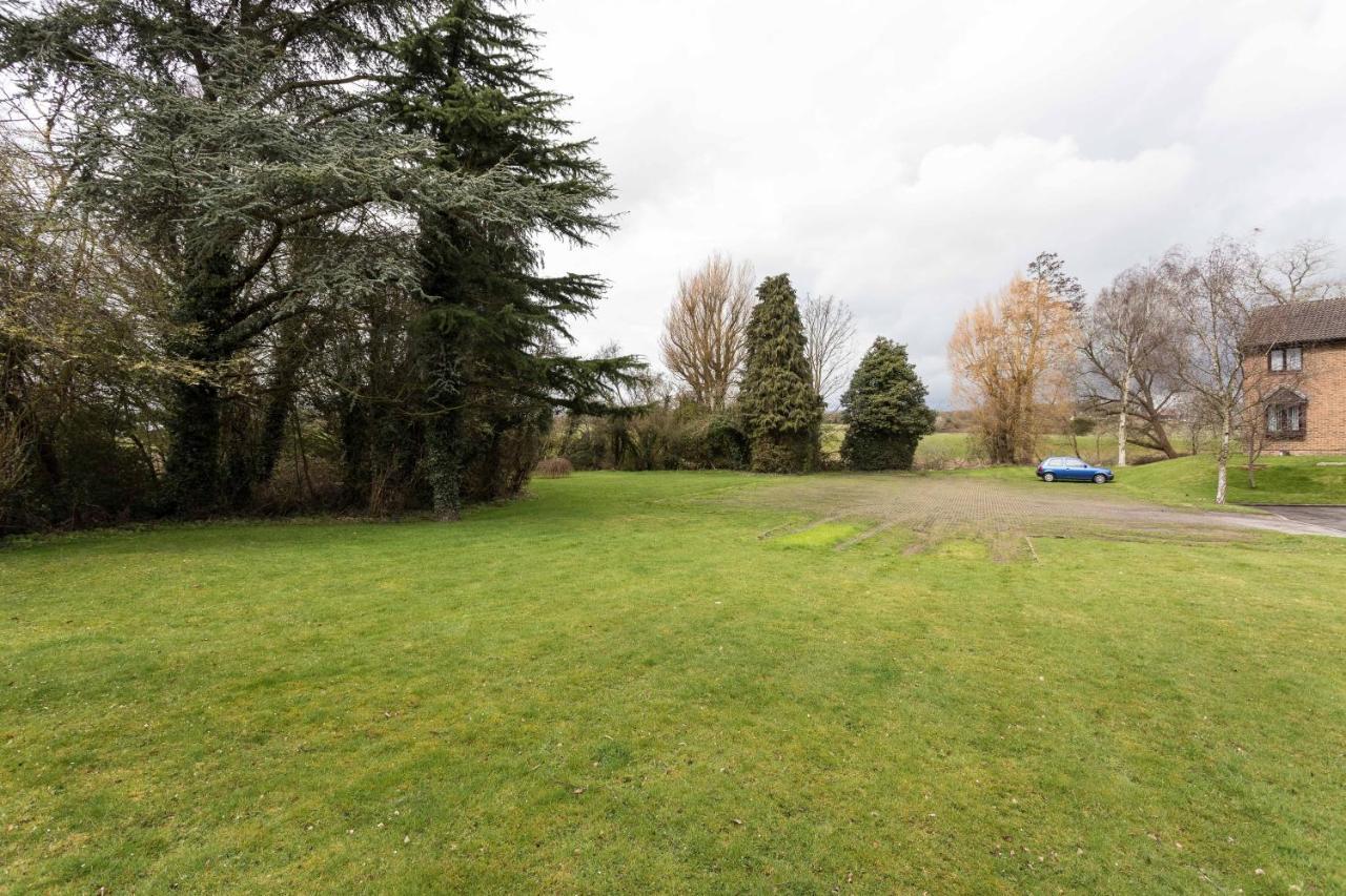 Park View- 2 Bed Apartment Close To East Surrey Hospital Salfords Exterior photo