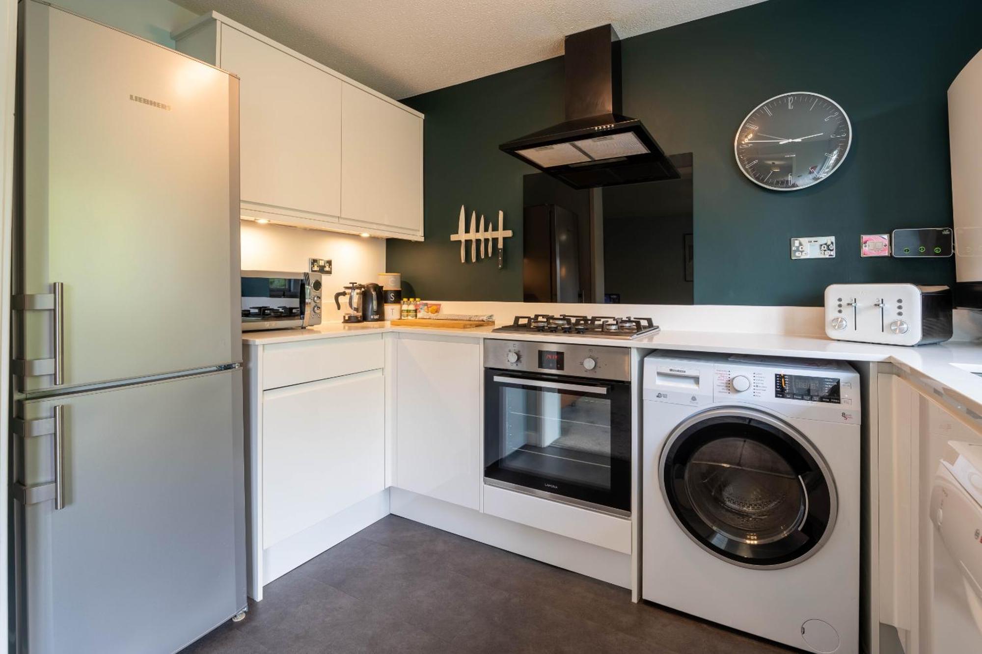 Park View- 2 Bed Apartment Close To East Surrey Hospital Salfords Exterior photo