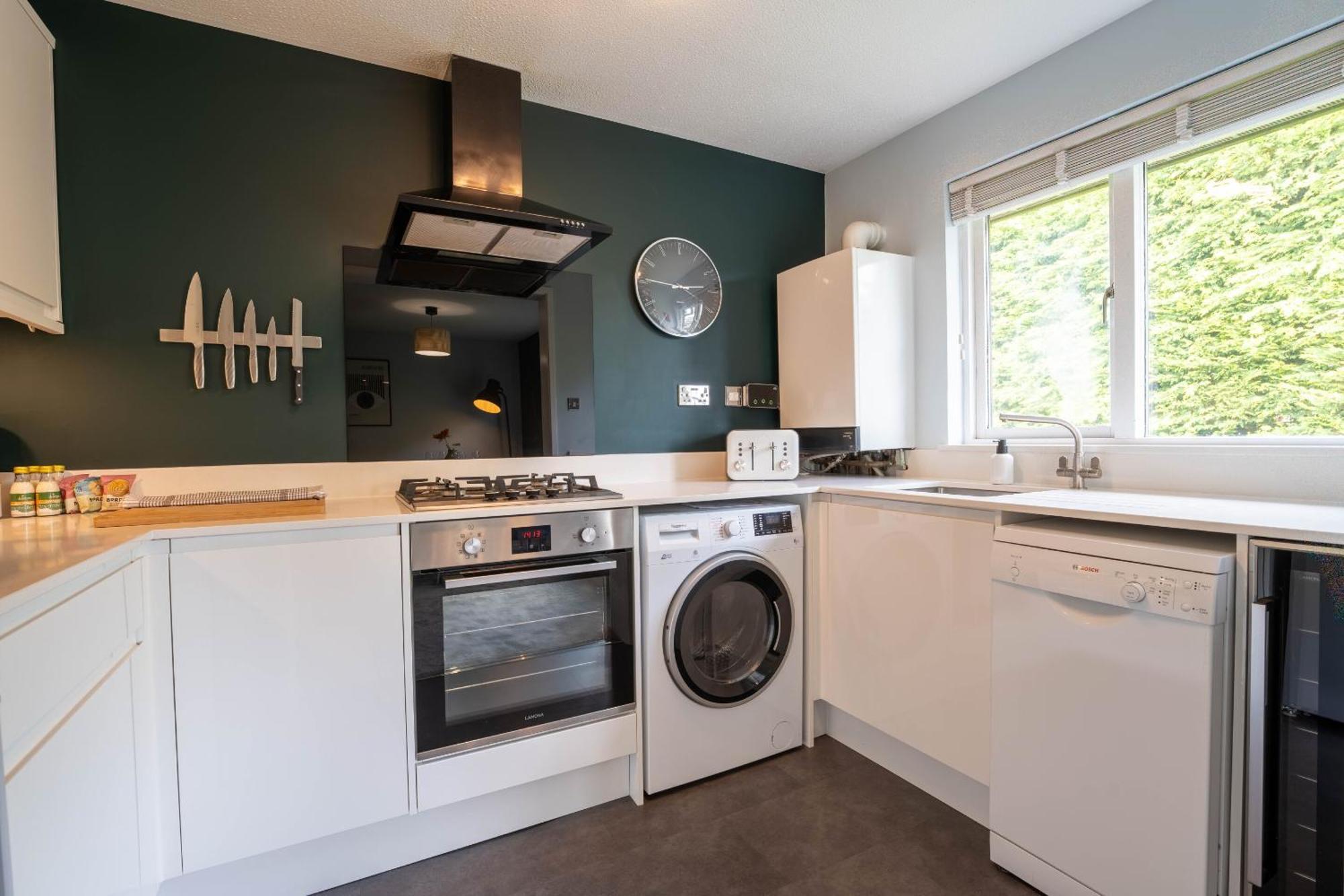 Park View- 2 Bed Apartment Close To East Surrey Hospital Salfords Exterior photo